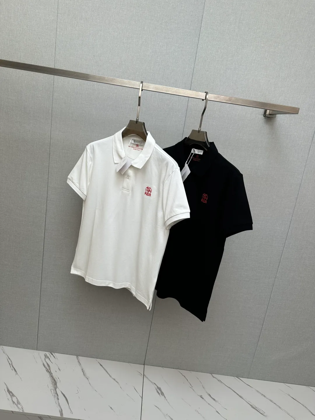 Available at the official New Arrival counter at the same time, men's lapel short-sleeved POLO shirts, Premium mainline Series, imported piqué mercerized cotton fabric, with first-class texture, excellent skin-friendliness, silky and delicate touch, fashionable three-button placket design, small lapels, fashionable and age-reducing, and the upper body is full of Italian accent, full of style. Sizes: M—3XL